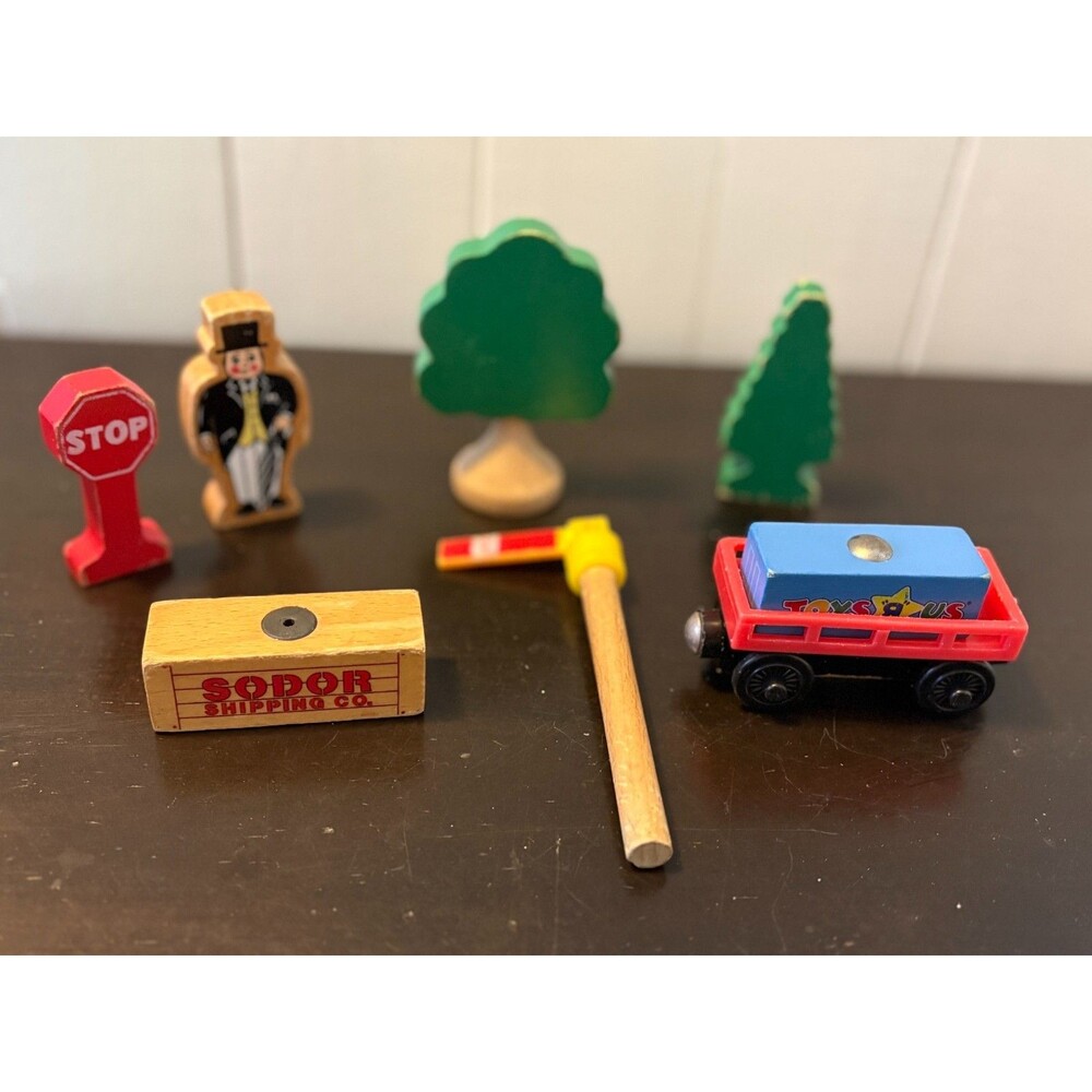 Lot of 8 Vintage Thomas The Tank Engine Wood Signs Trees Figures Cargo Cars